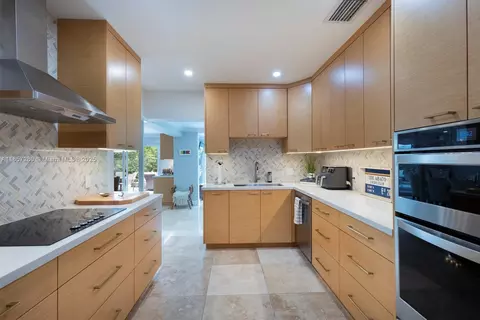 Kitchen - 677 Hampton Ln, Key Biscayne, FL 33149 photo 2 of 3