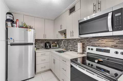 8501 NW 8th St #105, Miami, FL 33126