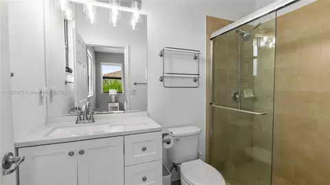 Bath - 8877 W 35th Ave, Hialeah, FL 33018 photo 1 of 1