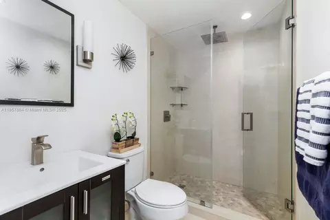 Bath - 6285 W 6th Ave, Hialeah, FL 33012 photo 4 of 5