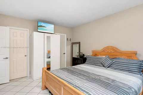 Bedroom - 6285 W 6th Ave, Hialeah, FL 33012 photo 1 of 6