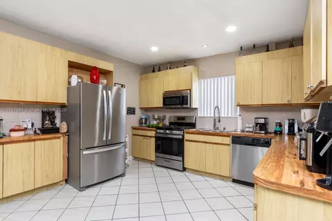 Kitchen - 6285 W 6th Ave, Hialeah, FL 33012 photo 2 of 4