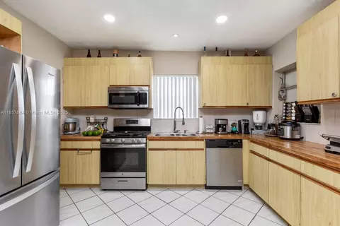 Kitchen - 6285 W 6th Ave, Hialeah, FL 33012 photo 1 of 4