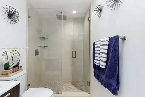 Bath - 6285 W 6th Ave, Hialeah, FL 33012 photo 5 of 5