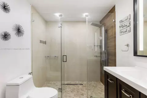 Bath - 6285 W 6th Ave, Hialeah, FL 33012 photo 2 of 5