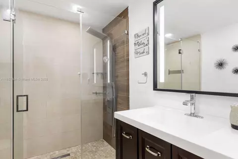 Bath - 6285 W 6th Ave, Hialeah, FL 33012 photo 3 of 5