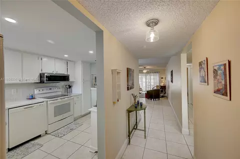 3186 Via Poinciana #203, Lake Worth, FL 33467