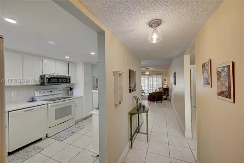 3186 Via Poinciana #203, Lake Worth, FL 33467
