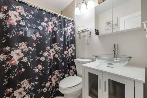 Bath - 620 NE 2nd Pl, Hialeah, FL 33010 photo 1 of 2