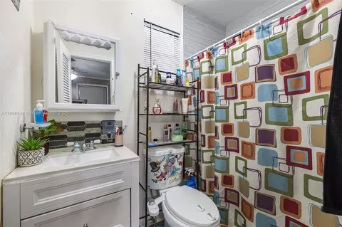 Bath - 620 NE 2nd Pl, Hialeah, FL 33010 photo 2 of 2
