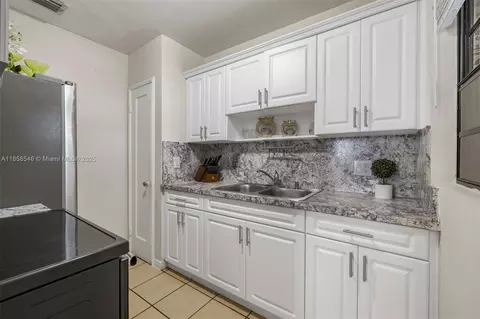 Kitchen - 620 NE 2nd Pl, Hialeah, FL 33010 photo 1 of 3
