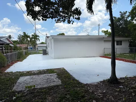 Exterior - 620 W 70th Pl, Hialeah, FL 33014 photo 2 of 4