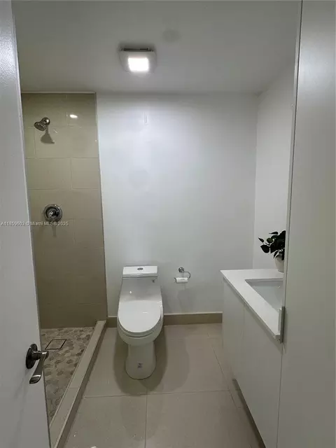 Bath - 620 W 70th Pl, Hialeah, FL 33014 photo 2 of 2