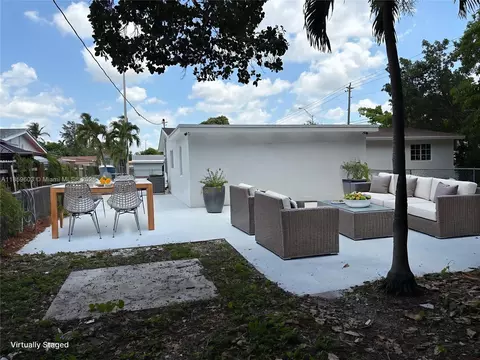 Exterior - 620 W 70th Pl, Hialeah, FL 33014 photo 3 of 4