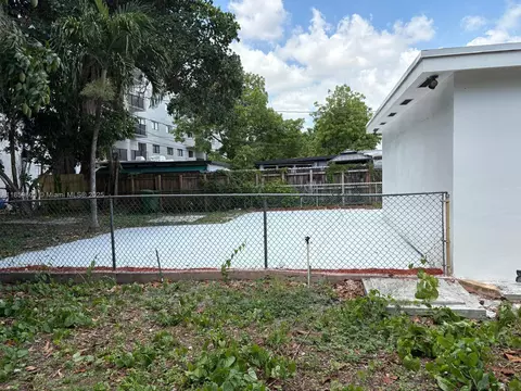 Exterior - 620 W 70th Pl, Hialeah, FL 33014 photo 1 of 4