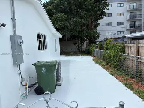 Exterior - 620 W 70th Pl, Hialeah, FL 33014 photo 4 of 4