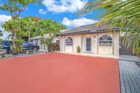 Exterior - 2141 W 53rd St, Hialeah, FL 33016 photo 3 of 5