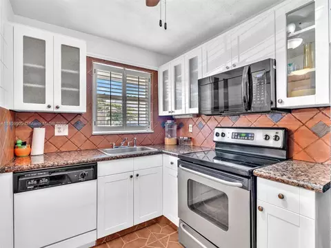 8020 N Sunrise Lakes Dr #110, Sunrise, FL 33322