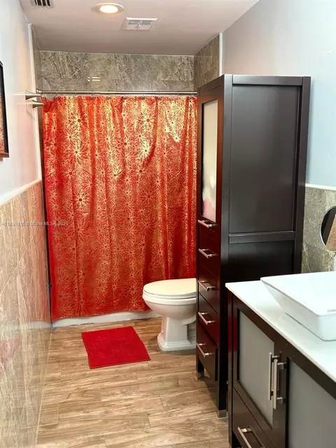 Bath - Undisclosed, Hialeah, FL 33015 photo 1 of 4
