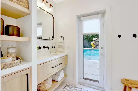 Bath - 11301 SW 70th Ave, Pinecrest, FL 33156 photo 1 of 6