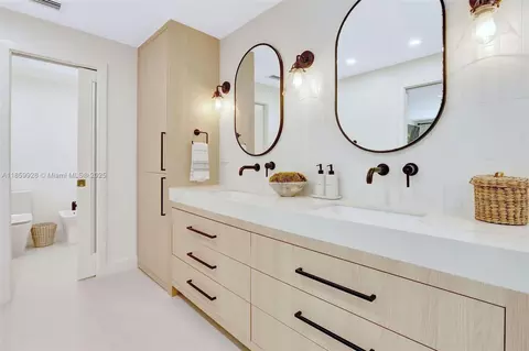 Bath - 11301 SW 70th Ave, Pinecrest, FL 33156 photo 6 of 6