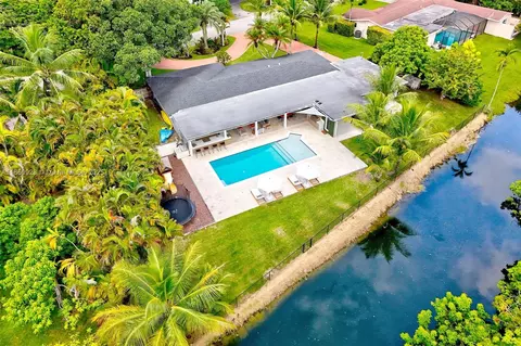 View/Area - 11301 SW 70th Ave, Pinecrest, FL 33156 photo 2 of 3