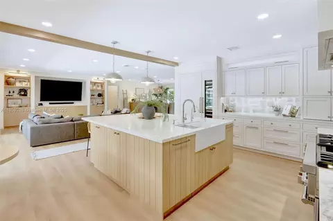 Kitchen - 11301 SW 70th Ave, Pinecrest, FL 33156 photo 4 of 5