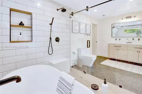 Bath - 11301 SW 70th Ave, Pinecrest, FL 33156 photo 4 of 6