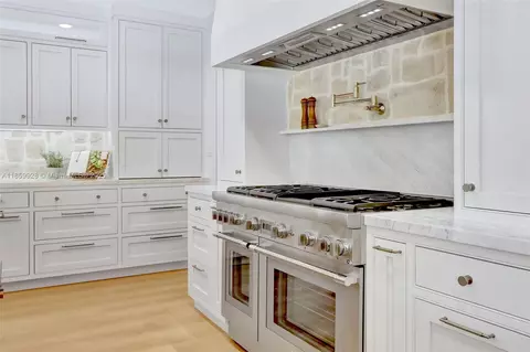 Kitchen - 11301 SW 70th Ave, Pinecrest, FL 33156 photo 3 of 5
