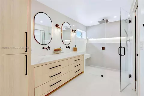 Bath - 11301 SW 70th Ave, Pinecrest, FL 33156 photo 5 of 6