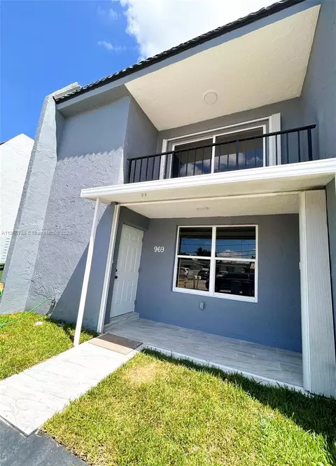 969 W 79th St, Hialeah, FL 33014 photo 2