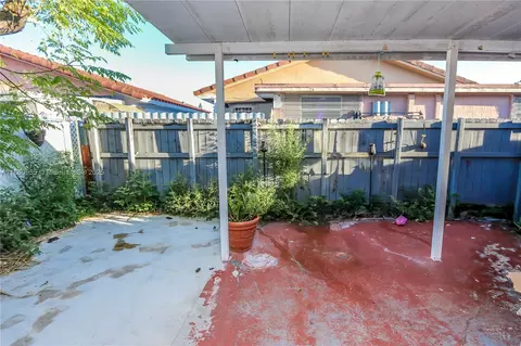 Exterior - 2534 W 72nd St, Hialeah, FL 33016 photo 2 of 3