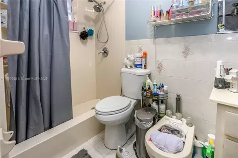 Bath - 2534 W 72nd St, Hialeah, FL 33016 photo 1 of 2