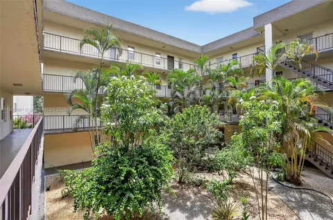 2871 Somerset Dr #212, Lauderdale Lakes, FL 33311