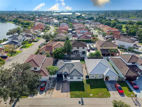 View/Area - 20110 NW 83rd Pl, Hialeah, FL 33015 photo 8 of 11