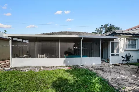 Exterior - 20110 NW 83rd Pl, Hialeah, FL 33015 photo 2 of 4