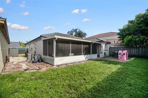 Exterior - 20110 NW 83rd Pl, Hialeah, FL 33015 photo 3 of 4