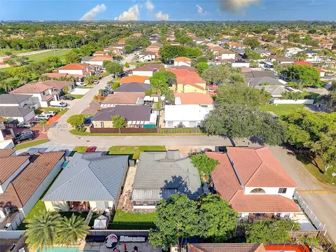 View/Area - 20110 NW 83rd Pl, Hialeah, FL 33015 photo 5 of 11