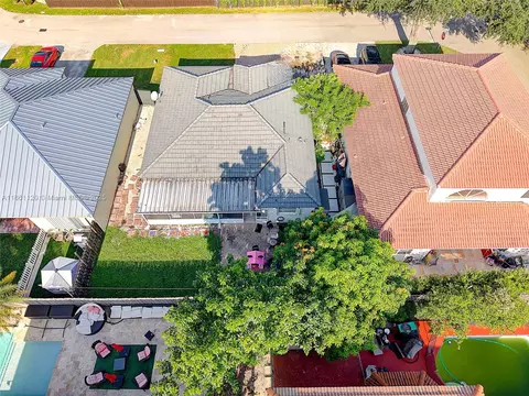 View/Area - 20110 NW 83rd Pl, Hialeah, FL 33015 photo 10 of 11