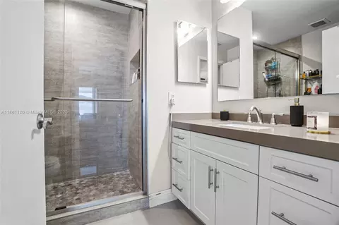 Bath - 20110 NW 83rd Pl, Hialeah, FL 33015 photo 2 of 2