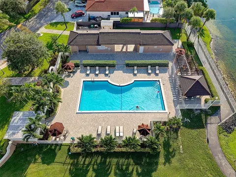 Exterior - 20110 NW 83rd Pl, Hialeah, FL 33015 photo 4 of 4