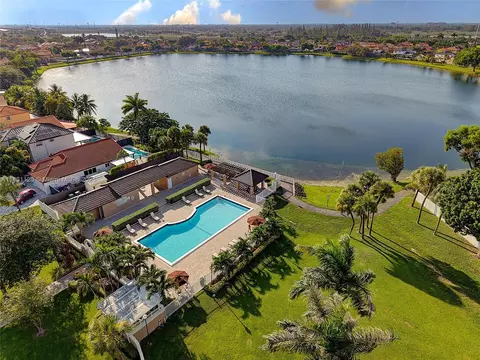 View/Area - 20110 NW 83rd Pl, Hialeah, FL 33015 photo 7 of 11