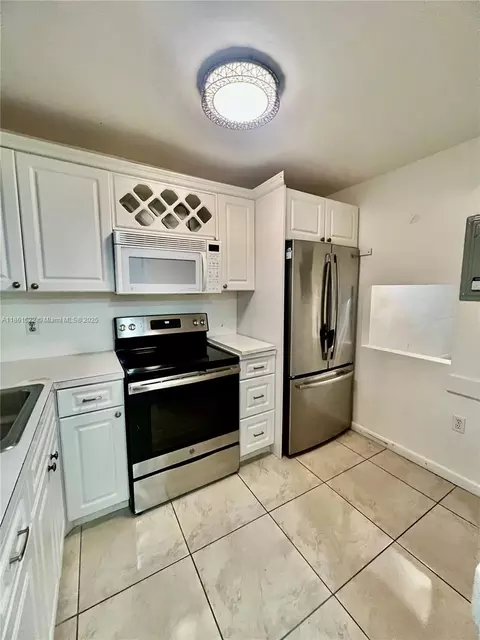 8460 Sunrise Lakes Blvd #112, Sunrise, FL 33322