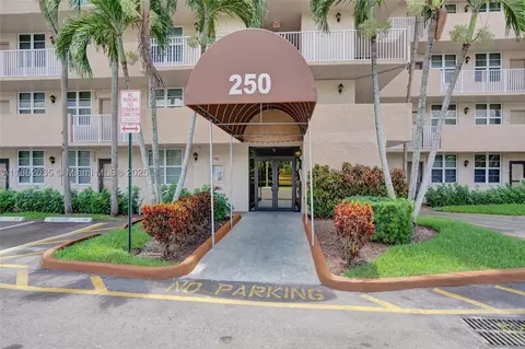 250 Jacaranda Dr #206, Plantation, FL 33324