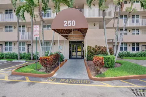 250 Jacaranda Dr #206, Plantation, FL 33324