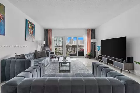 300 Bayview Dr #807, Sunny Isles Beach, FL 33160