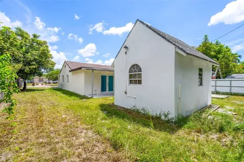 Exterior - 770 SE 5th Pl, Hialeah, FL 33010 photo 6 of 7