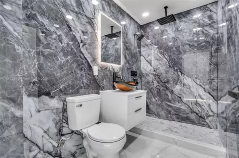 Bath - 770 SE 5th Pl, Hialeah, FL 33010 photo 2 of 2
