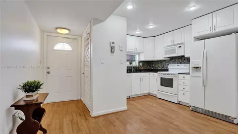 681 S Hollybrook Dr #203, Pembroke Pines, FL 33025
