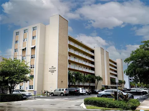 319 NE 14th Ave #505, Hallandale Beach, FL 33009